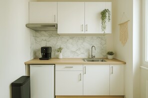 Apartment, 2 Bedrooms | Living room | Flat-screen TV, offices, computer monitors - Apartment Osterstraße 324 eins (Hannover)