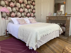 Apartment, Ensuite (Les deux ponts) | Premium bedding, individually decorated, individually furnished