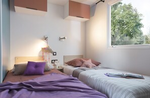 Soundproofing, free cots/infant beds, bed sheets - Lagrange Vacances Camping de l'Arquet (Martigues)