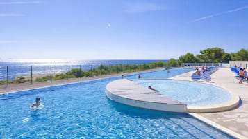 Piscine extérieure, parasols de plage, chaises longues