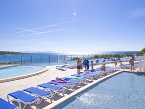 Outdoor pool, pool umbrellas, pool loungers - Lagrange Vacances Camping de l'Arquet (Martigues)