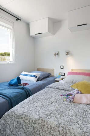 Mobile Home (H6) | Soundproofing, free cribs/infant beds, bed sheets