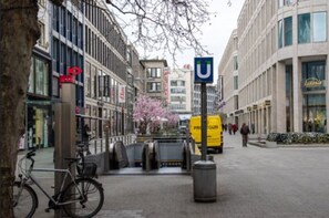 A city street with modern buildings, a bicycle, and a yellow delivery van. - Apartment Osterstraße 324 zwei (Hannover)