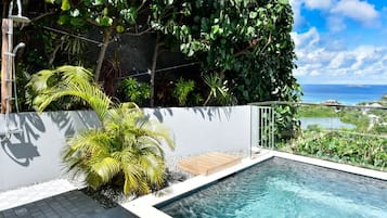 Kolam renang rooftop