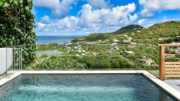 Kolam renang infinity