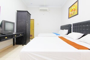 Family Room | Desk, free WiFi - Hotel Popi Pondok Pisang (Ngaglik)