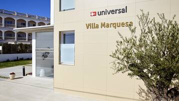 Entrada al alojamiento