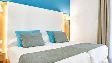 Tweepersoonskamer, 2 eenpersoonsbedden, uitzicht op tuin | Een bureau, gratis wifi, beddengoed