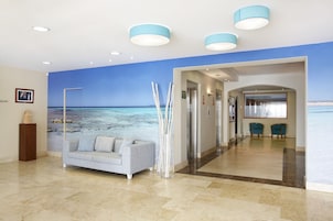 Área de estar no saguão