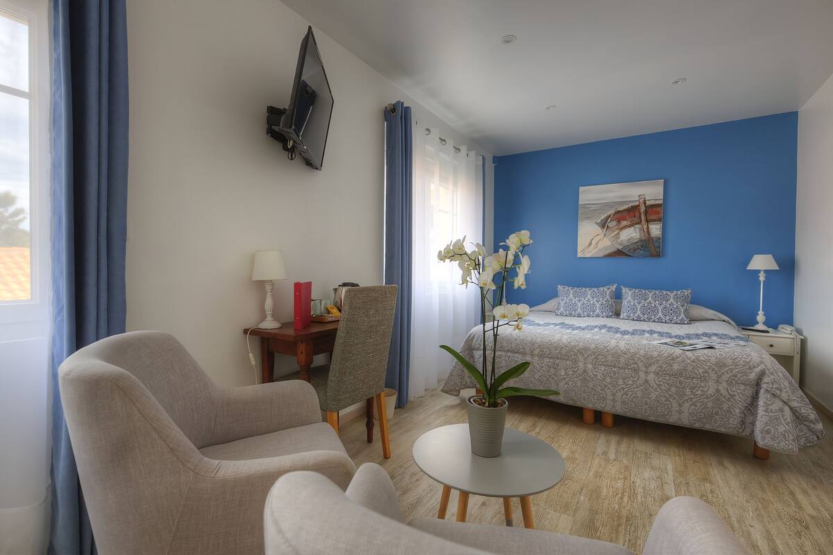 deluxe double room, 1 queen bed | minibar, in-room safe, individually decorated, individually furnished