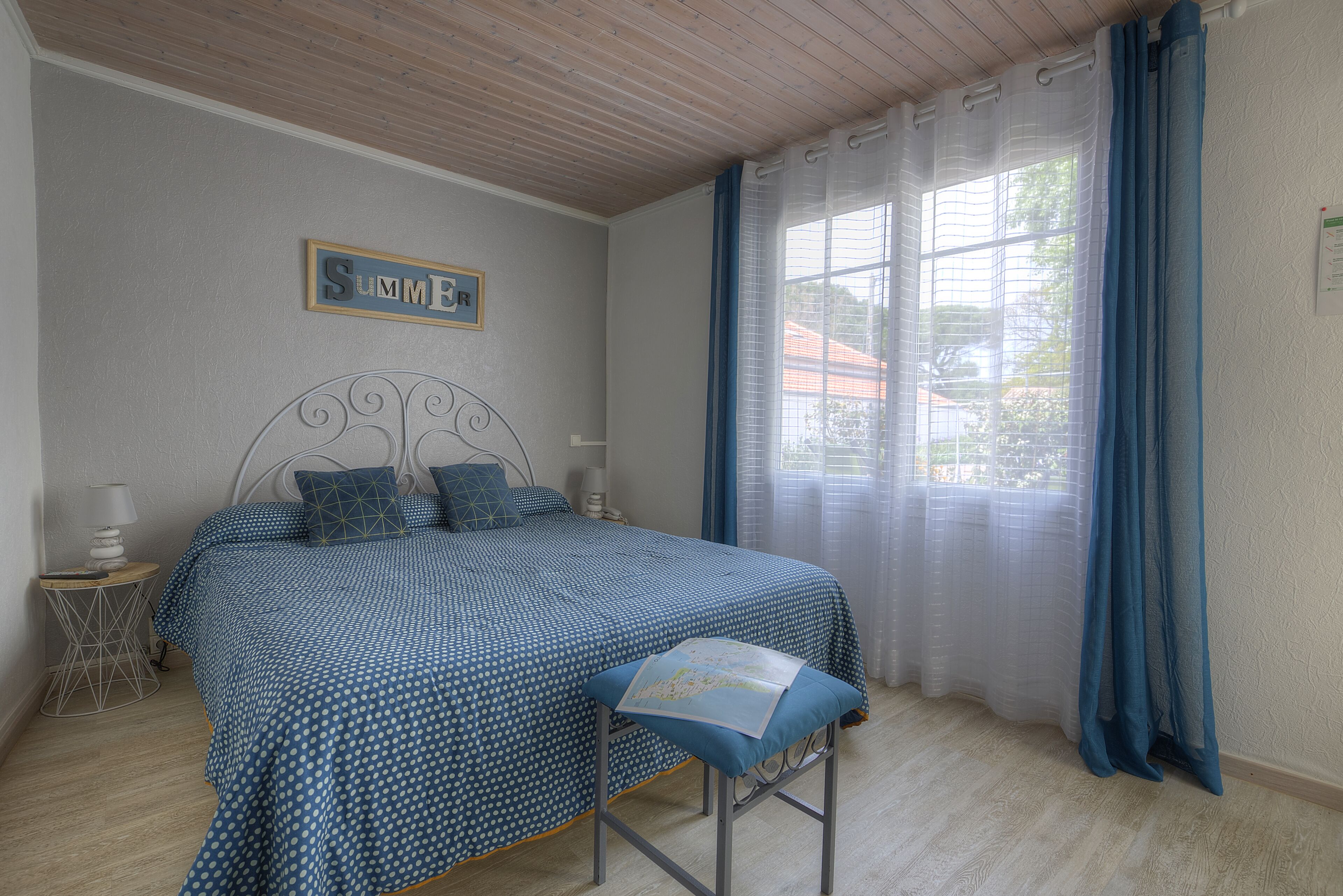 comfort double room, 1 queen bed | minibar, in-room safe, individually decorated, individually furnished