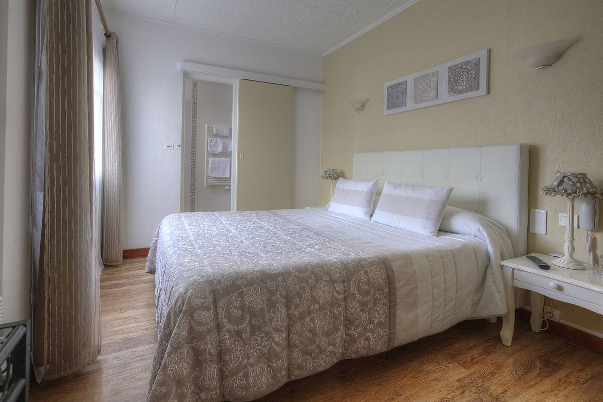 comfort double room, 1 queen bed | minibar, in-room safe, individually decorated, individually furnished
