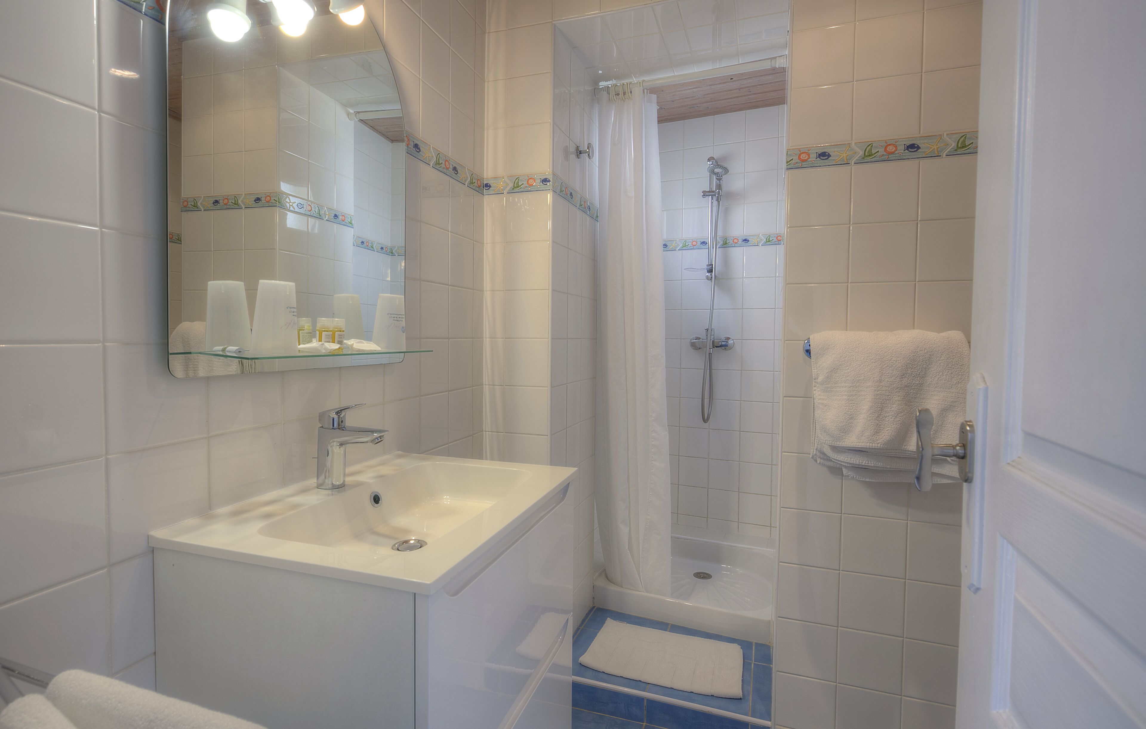 comfort double room, 1 queen bed | bathroom shower