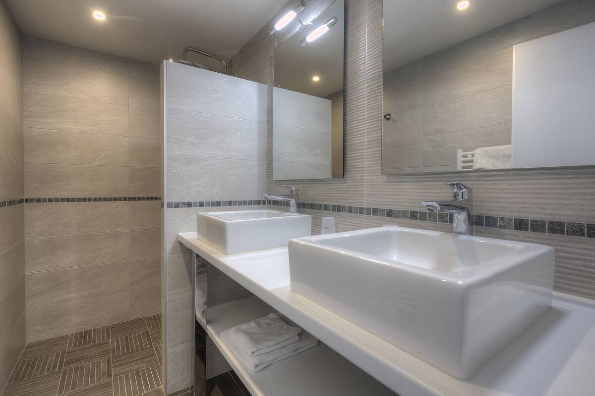 superior double room, 1 queen bed | bathroom | shower, free toiletries, hair dryer, towels