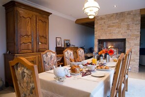 Tägliches inbegriffenes kontinentales Frühstück