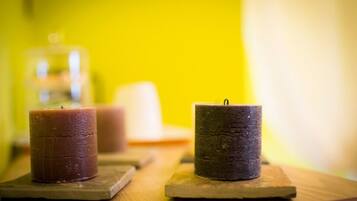 Tres velas sobre pedestales de madera.