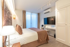 ห้องทริปเปิล | ตู้นิรภัยในห้องพัก, โต๊ะทำงาน, ห้องเก็บเสียง, เตารีด/โต๊ะรีดผ้า