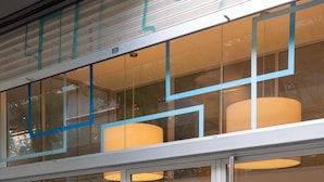 A hotel facade with large glass windows, a sign for "Hotel Serennia Fira Gran Via," and a logo for "serennia." - Serennia Fira Gran Vía Exclusive Rooms (L'Hospitalet de Llobregat)