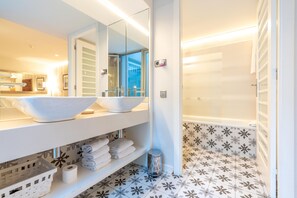 Quarto casal superior | Banheiro | Banheira de imersão, secador de cabelo, toalhas de banho 