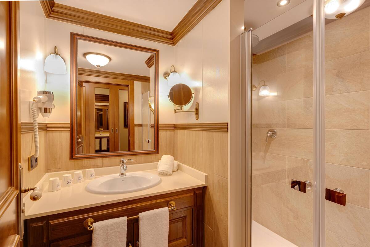 bathtub, deep-soaking bathtub, free toiletries, hair dryer