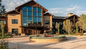 Un edificio grande con un letrero que dice "Colorado Creek Hotel".