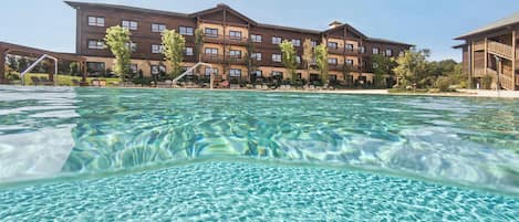Piscine extérieure (ouverte en saison), parasols de plage