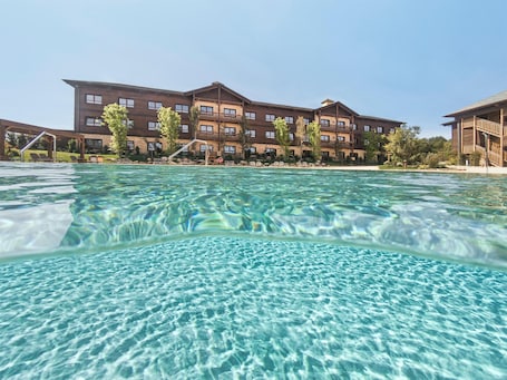 Alberca al aire libre por temporada y sombrillas en la alberca