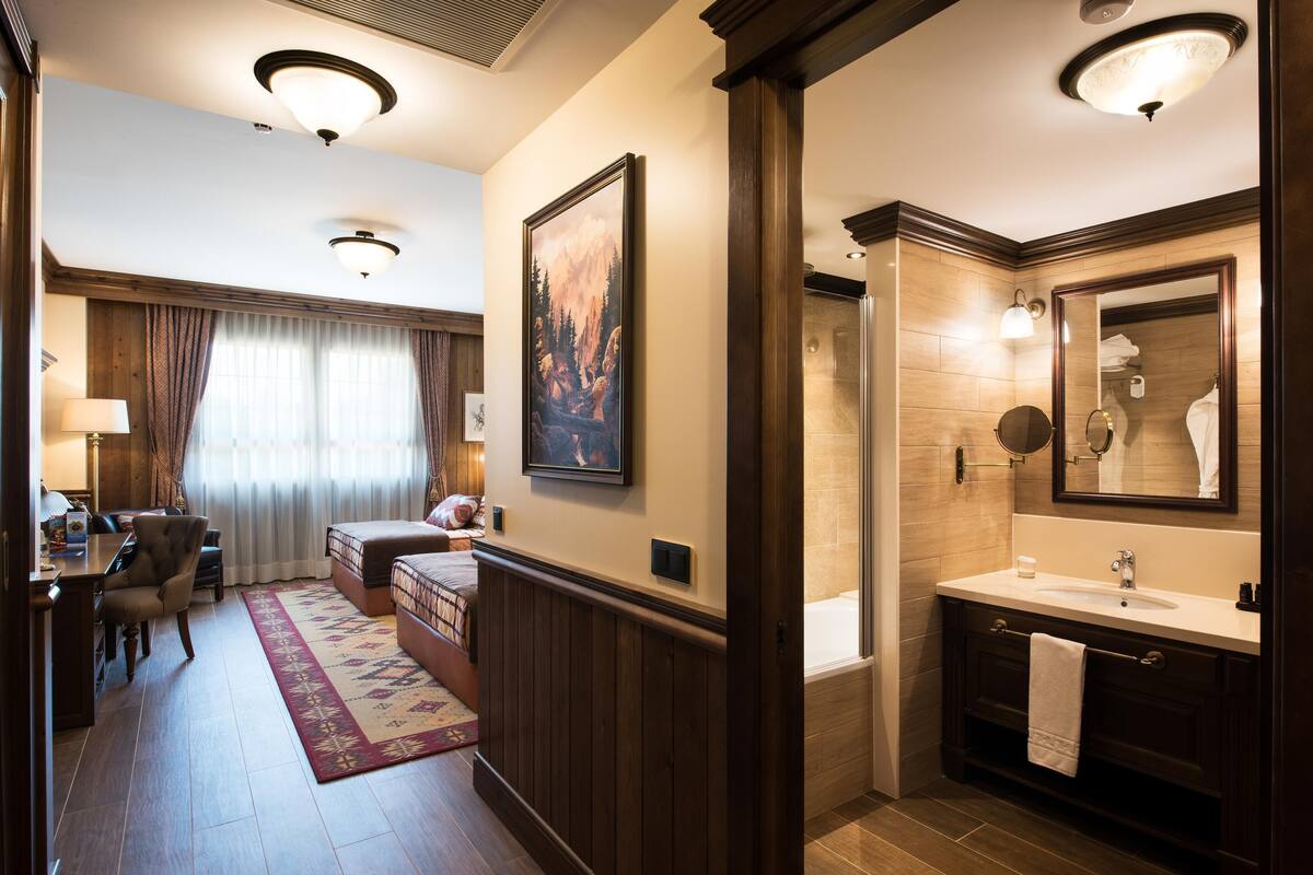 bathtub, deep-soaking bathtub, free toiletries, hair dryer