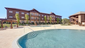 季节性开放的室外游泳池,池畔遮阳伞,日光浴躺椅