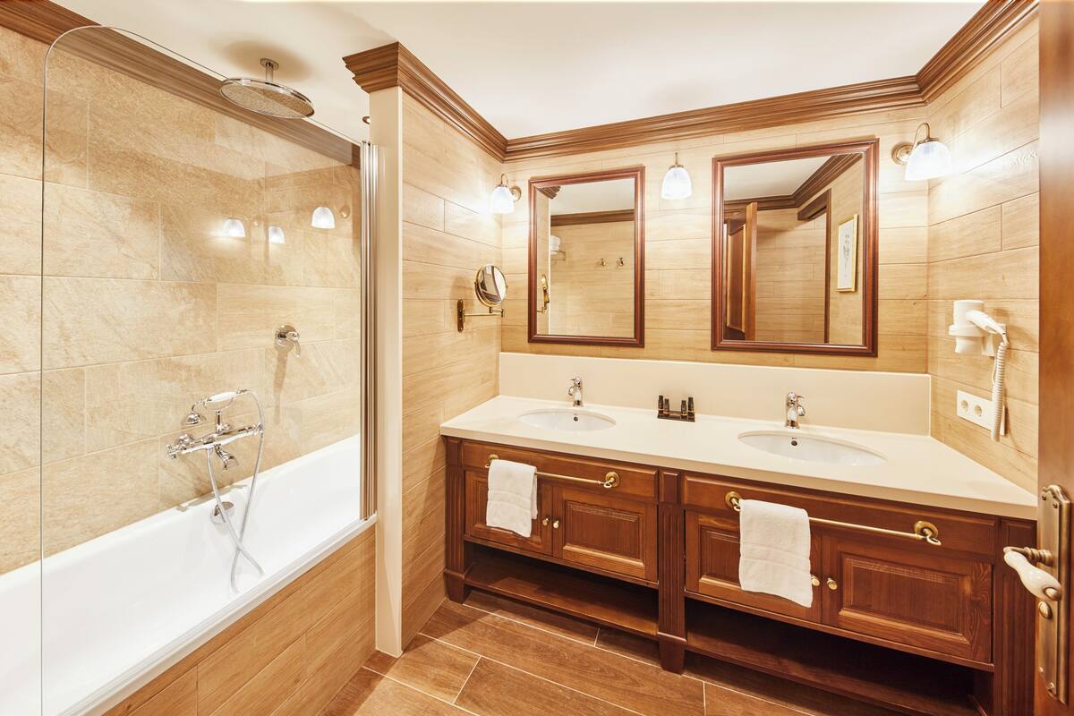 bathtub, deep-soaking bathtub, free toiletries, hair dryer