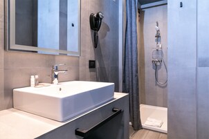 Bruser, gratis toiletartikler, hårtørrer, bidet
