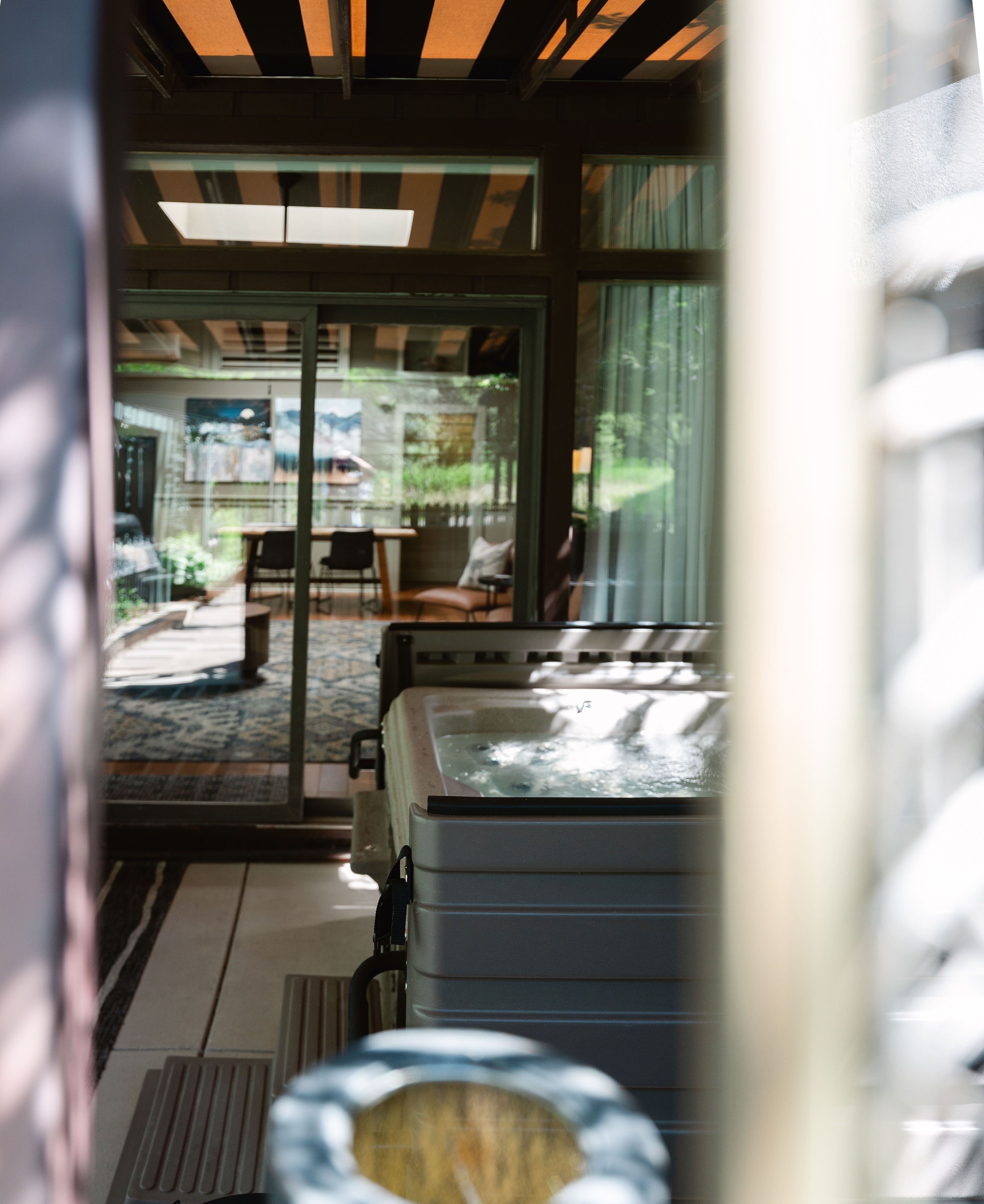 Een modern interieur met een glazen deur die leidt naar een patio.