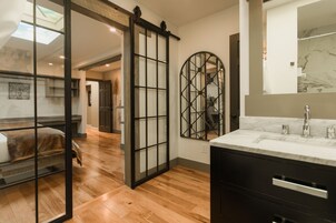 Artículos de tocador gratuitos, secador de pelo, toallas, jabón