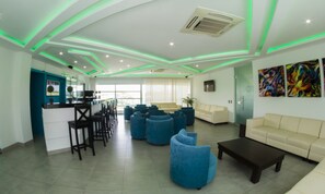 2 barer/lounger, 2 barer ved poolen, poolbar