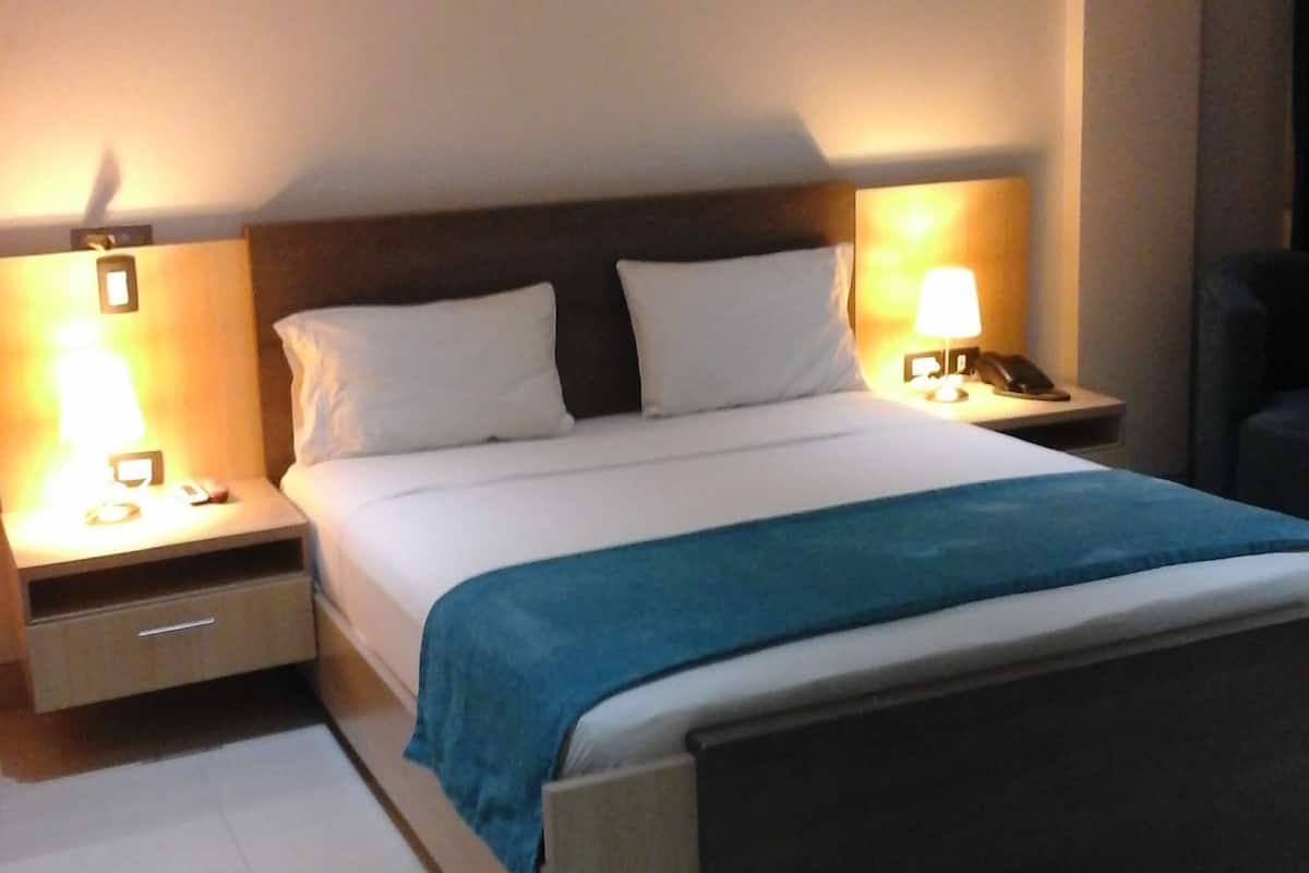 Standard Double Room, Non Smoking | In-room safe, desk, blackout curtains, free WiFi