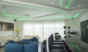 2 บาร์/เลานจ์, 2 บาร์ริมสระว่ายน้ำ, บาร์ในสระว่ายน้ำ
