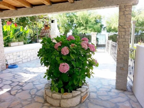 Outdoor dining - Apartments Bosko (Kastela)