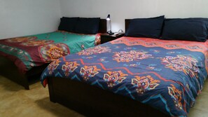 Habitación cuádruple familiar, 2 camas Queen size, baño privado | 1 habitación, sábanas de algodón egipcio y ropa de cama de alta calidad 