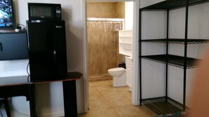 Habitación cuádruple familiar, 2 camas Queen size, baño privado | Baño | Secadora de cabello, toallas, jabón, shampoo 