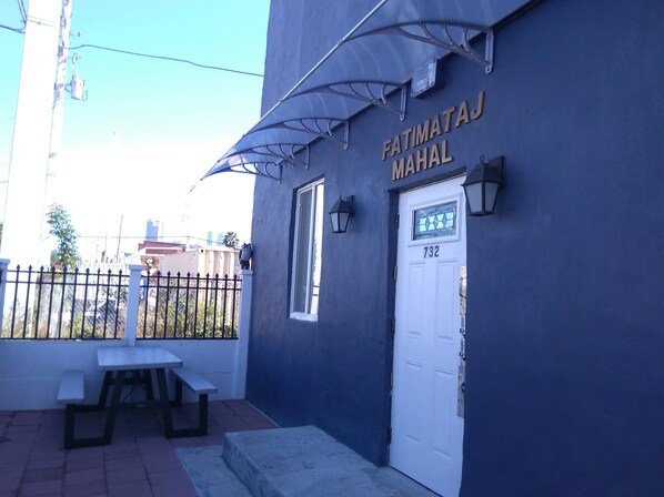 Vista frontal de la propiedad