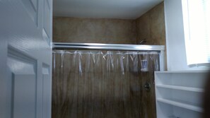 Familien-Vierbettzimmer, 2 Queen-Betten, eigenes Bad | Badezimmer | Haartrockner, Handtücher, Seife, Shampoo