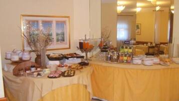 Petit déjeuner composé de spécialités régionales compris tous les jours