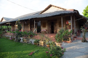 Front of property - Phuong Thao Homestay (Long Ho)