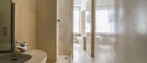 Apartment (2 Bedrooms) | Badezimmer