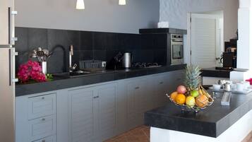 Kompor, mesin pencuci piring, dan peralatan masak/sendok-piring