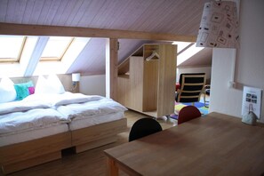 Schreibtisch, kostenloses WLAN, Bettwäsche
