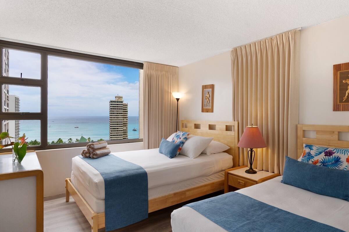 Suite superior, varias camas, vista al océano | 1 habitación, tabla de planchar con plancha, cunas y camas extra 