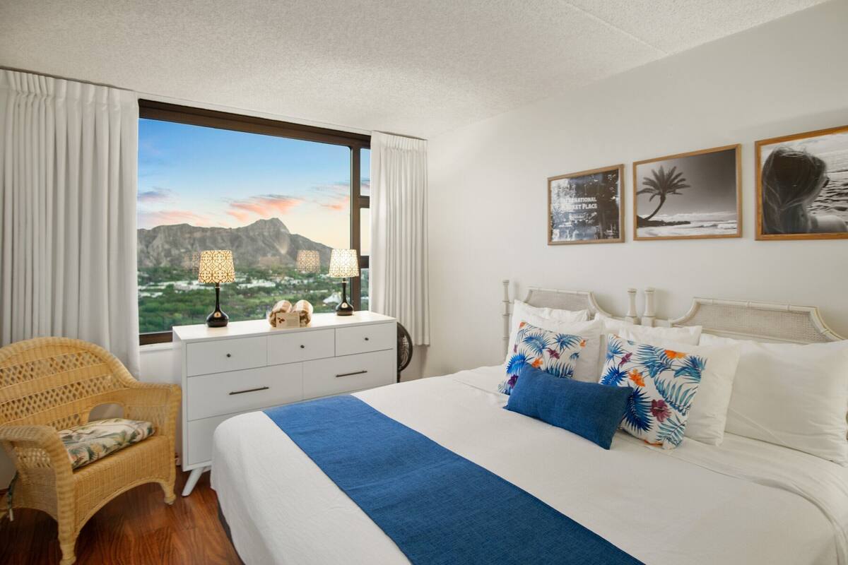 Suite superior, 1 cama King size y sofá cama, vista al océano | 1 habitación, tabla de planchar con plancha, cunas y camas extra 