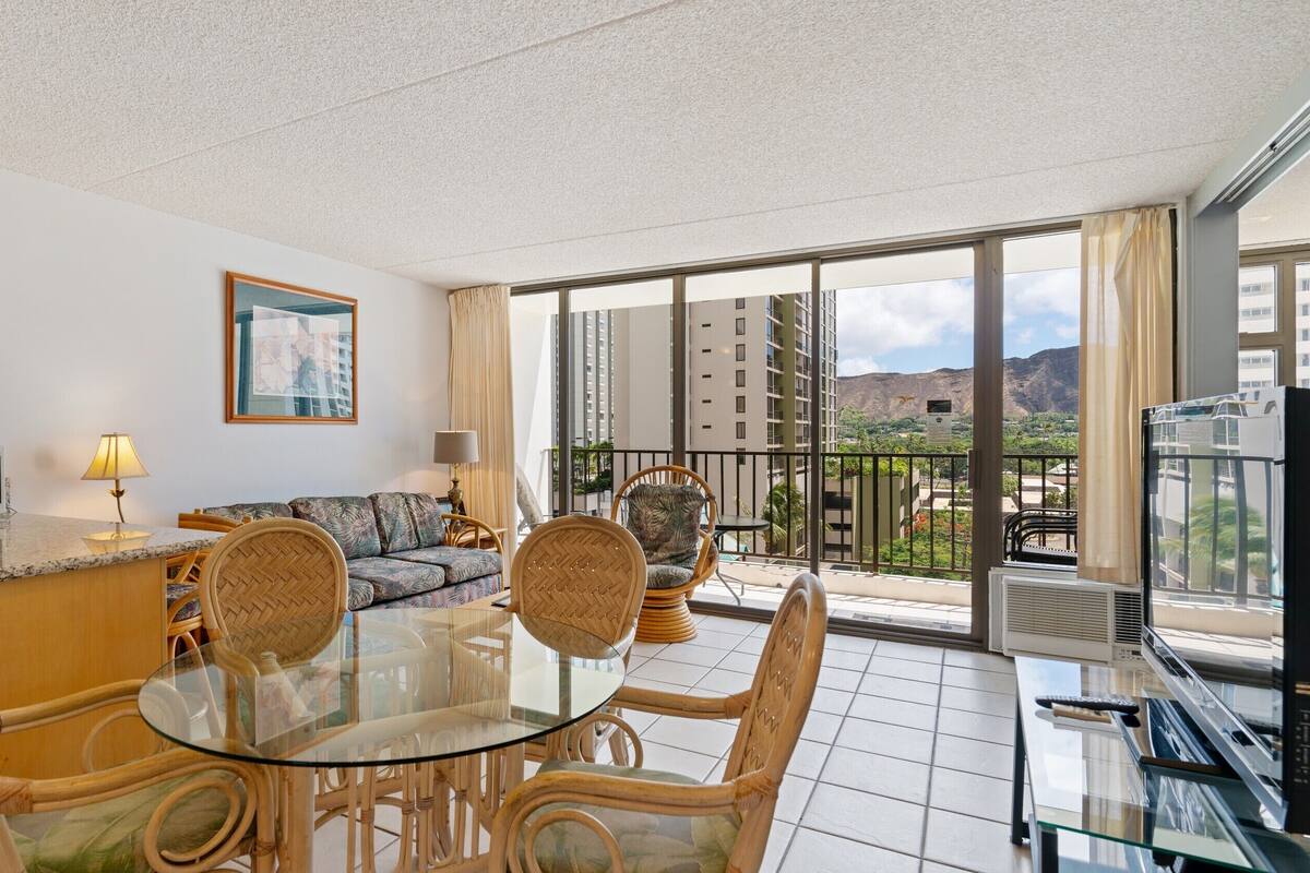 Suite estándar, 1 habitación, vista al resort | Área de sala de estar | Televisión de 40 pulgadas con canales por cable 