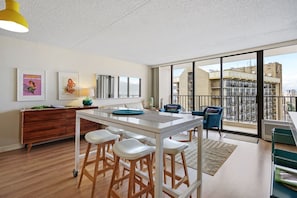 Dining room - Waikiki Banyan By Darmic (Honolulu)
